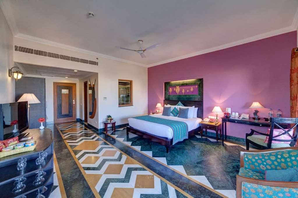 Ramada Udaipur Resort & Spa Стая снимка