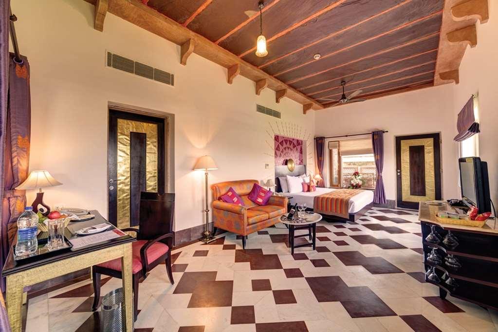 Ramada Udaipur Resort & Spa Стая снимка