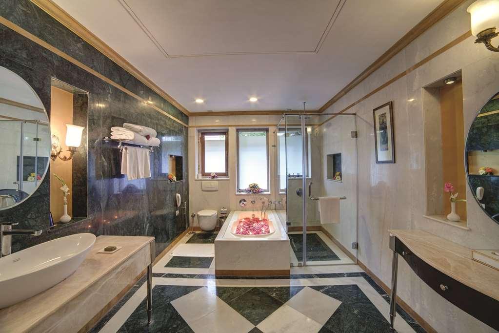 Ramada Udaipur Resort & Spa Стая снимка