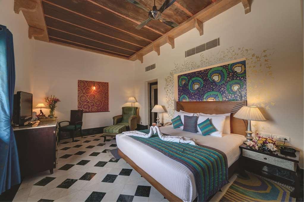 Ramada Udaipur Resort & Spa Стая снимка