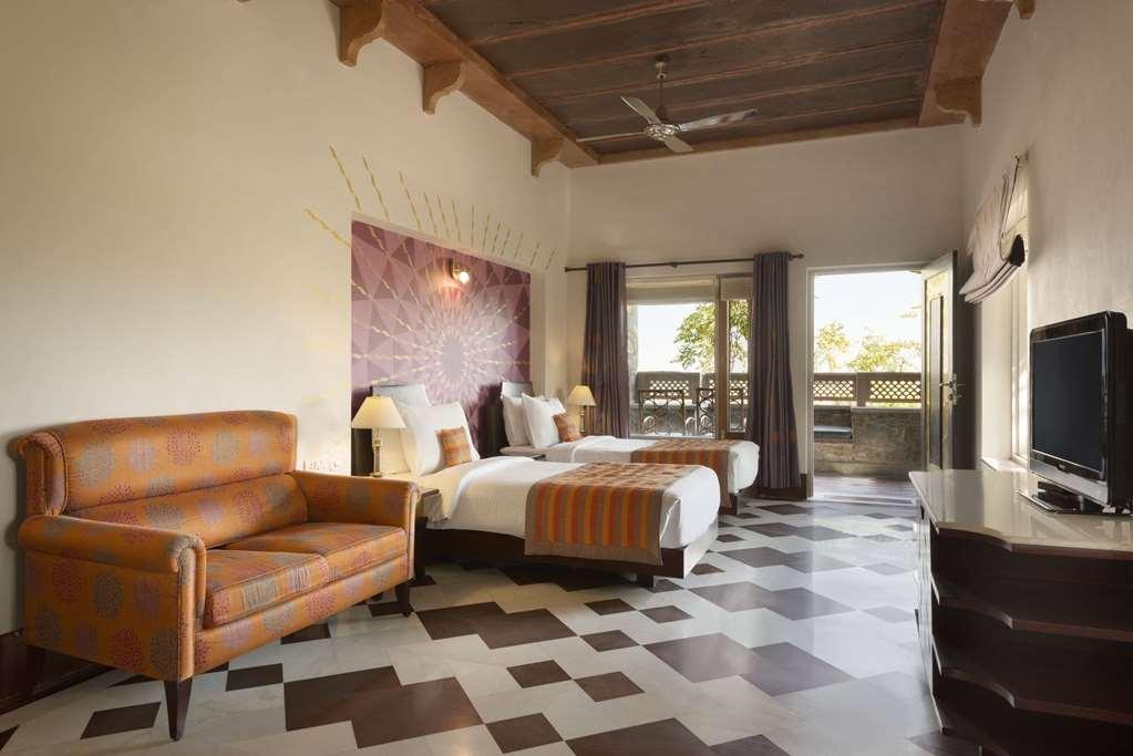 Ramada Udaipur Resort & Spa Стая снимка