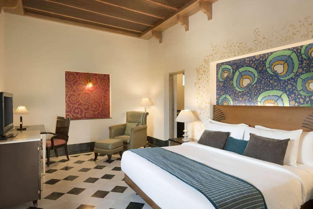 Ramada Udaipur Resort & Spa Стая снимка